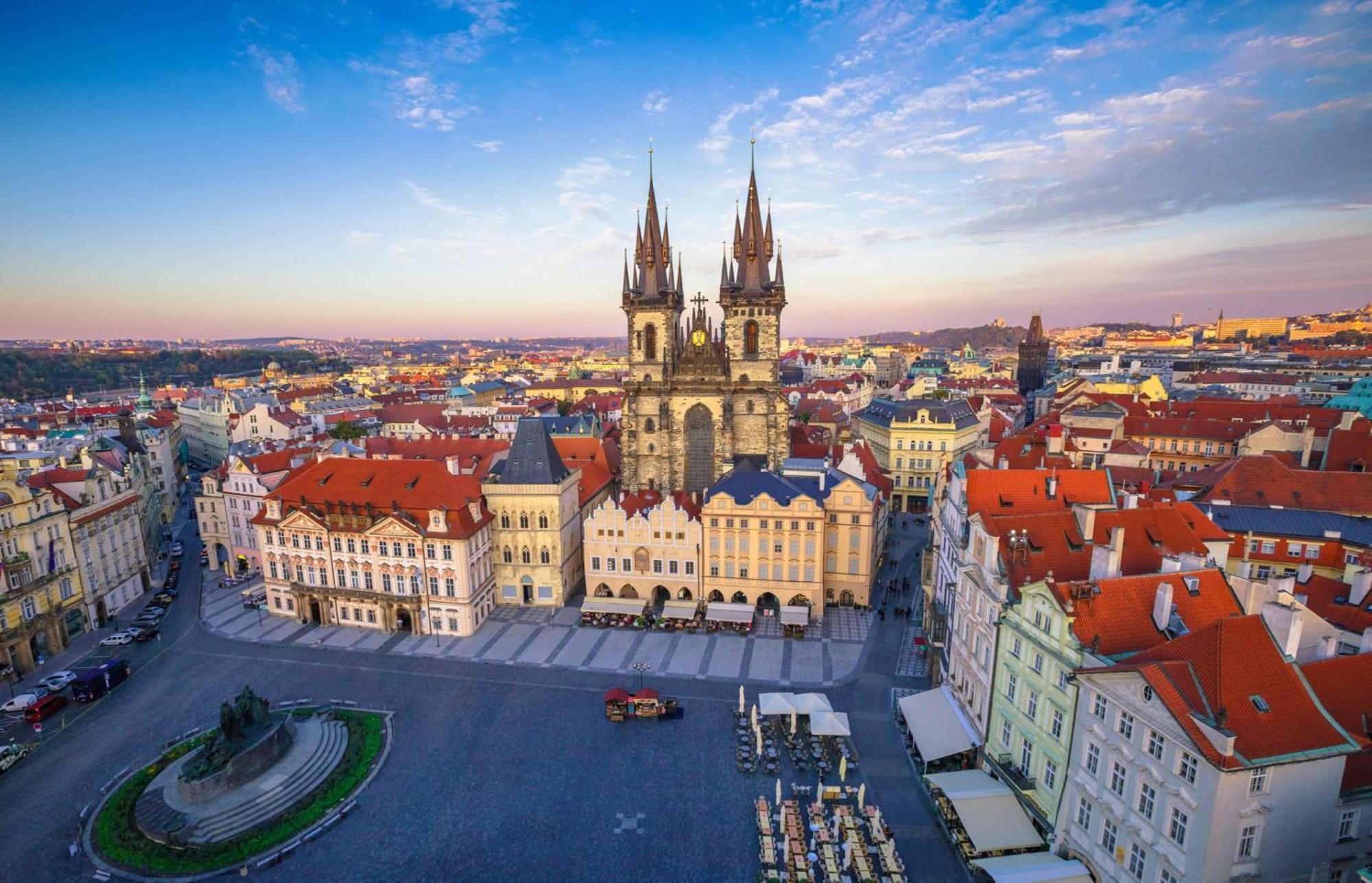 Spacious Near The River Apartment Prag